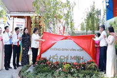 Dirigentes de Ciudad Ho Chi Minh asisten a la inauguración del Espacio Cultural Ho Chi Minh en el barrio de Binh Hung Hoa. 