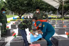 Un grupo de trabajo excava y recolecta muestras de los restos de los mártires en el cementerio de Duc Co, en la comuna homónima, provincia de Gia Lai. (Foto: VNA)