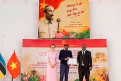 El director del Departamento de Educación de la ciudad de Maputo, Helio Martins Mudender, y la embajadora de Vietnam en Mozambique, Tran Thi Thu Thin, entregan el primer premio al ganador del concurso. (Foto: Embajada de Vietnam en Mozambique)