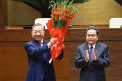 En nombre de los dirigentes del Partido y del Estado y los diputados de la XVI legislatura, el presidente de la Asamblea Nacional de Vietnam, Tran Thanh Man, entrega flores de felicitación al secretario general del Partido Comunista y presidente del país, To Lam. (Foto: VNA)
