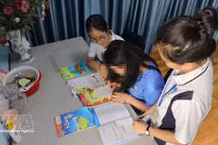 Colaboradores sociales apoyan al menor en sus estudios y actividades diarias en el refugio del modelo Bo Cong Anh, en Ciudad Ho Chi Minh. (Foto: VNA)