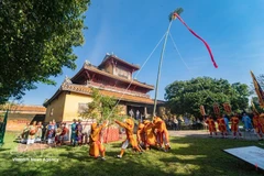 En la antigua capital de Hue, el Tet (Año Nuevo Lunar) comienza con el ritual de erigir el árbol Neu de Año Nuevo, siguiendo las ceremonias tradicionales de la dinastía Nguyen. (Foto: VNA)