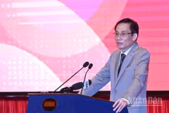 Le Hoai Trung, miembro del Buró Político del Comité Central del Partido Comunista de Vietnam y ministro de Relaciones Exteriores, interviene en la conferencia. (Foto: Nhan Dan)