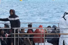 Migrantes rescatados esperan desembarcar en Marsaxlokk, Malta, en abril de 2023. (Foto: Jonathan Borg/Xinhua)