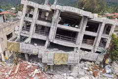 El edificio queda destruido tras el terremoto en la provincia de Sarangani, Filipinas. (Foto: Xinhua/VNA)