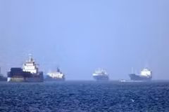 Buques de carga transitan por el estrecho de Ormuz. (Foto: Xinhua/VNA)