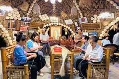 Artesanos locales tejen productos de ratán. (Foto: Nhan Dan)