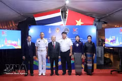 Delegados de las autoridades de Ciudad Ho Chi Minh acompañan al contralmirante Thaveesak Thongnam y a la embajadora de Tailandia en Vietnam, Urawadee Sriphiromya, en la ceremonia conmemorativa. (Foto: VNA)