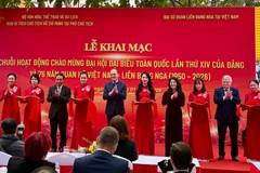 Delegados cortan la cinta inaugural de una serie de actividades que celebran el XIV Congreso Nacional del Partido Comunista de Vietnam. (Foto: VNA)