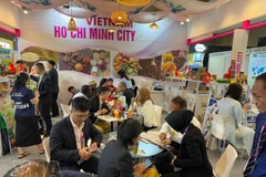 Stands vietnamitas atraen la atención de numerosos compradores y distribuidores en la feria internacional de alimentos y bebidas "SIAL Interfood 2025" celebrada en Yakarta, Indonesia. (Foto: VNA)