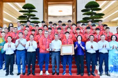 El primer ministro de Vietnam, Le Minh Hung, se reúne con la selección nacional de fútbol masculino sub-17. (Foto: Nhan Dan)
