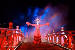 "La danza del sol" en el puente de The Huc durante el recorrido nocturno "Ngoc Son, noche misteriosa", en el marco del Festival Thang Long - Hanói 2025 (del 1 al 16 de noviembre de 2025). (Foto: VNA)