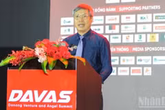 Ho Quang Buu, vicepresidente del Comité Popular de Da Nang, interviene en el foro. (Foto: Nhan Dan)