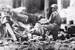 El soldado Tran Thanh blande una bomba de tres puntas, listo para destruir tanques enemigos en las calles de Hanói el 23 de diciembre de 1946, al comienzo de la Guerra de Resistencia Nacional. (Foto: Archivos)