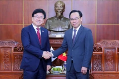 El ministro interino de Educación y Formación de Vietnam, Hoang Minh Son (derecha), y el titular de Educación de Corea del Sur, Choi Kyo-jin. (Foto: giaoducthoidai.vn)