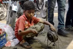 Un niño reparador de bicicletas en la ciudad pakistaní de Rawalpindi, el 12 de junio de 2019. (Foto de ilustración: Xinhua)
