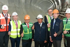 El presidente del Consejo Europeo, António Costa, y delegados en el sitio de construcción de la línea 3 del Metro de Hanói.
