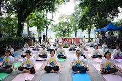 Vista de la sesión de yoga enmarcada en el evento. (Foto: Nhan Dan)