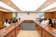 El viceministro vietnamita de Finanzas Cao Anh Tuan recibe a dirigentes de TikTok Vietnam. (Foto: thoibaotaichinhvietnam.vn)