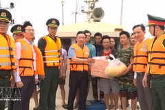 Autoridades de la ciudad costera de Hai Phong entregan suministros de asistencia humanitaria a pescadores extranjeros accidentados en las aguas de la zona especial de Bach Long Vi. (Foto: VNA)