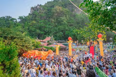 Decenas de miles de personas se congregan al pie del Kim Son (monte del Metal), uno de los constituyentes de Ngu Hanh Son (Montañas de los Cinco Elementos), en Da Nang, para asistir al ritual conmemorativo del nacimiento del bodhisattva Avalokiteshvara.