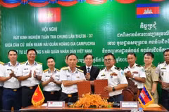 El contralmirante Ngo Van Thanh y el vicealmirante May Dina se entregan el memorando de entendimiento sobre coordinación en patrullajes conjuntos. (Foto: Nhan Dan)
