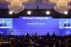 El secretario general del Partido Comunista y presidente de Vietnam, To Lam, responde a preguntas de algunos delegados. (Foto: VNA)