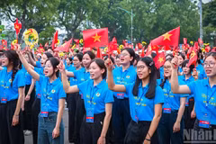 En respuesta al llamado de la Confederación General del Trabajo, más de mil sindicalistas y trabajadores destacados de Vietnam se congregan frente al parque de Thong Nhat, en la calle Tran Nhan Tong, barrio de Cua Nam, Hanói, para marchar en saludo al 140º aniversario del Día Internacional de los Trabajadores (1 de mayo de 1886).