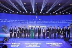 Los delegados posan para una foto tras la ceremonia de anuncio de la cooperación y el intercambio de cartas de propuesta. (Foto: VNA)