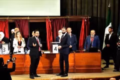 El presidente encargado de Siria, Ahmed al-Charaa (derecha, frente), deposita su papeleta para elegir un nuevo parlamento, en Damasco. (Foto: Xinhua/VNA)
