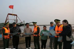 Miembros del colegio electoral 10 en el barrio de Do Son, en la ciudad de Hai Phong, divulgan sobre las próximas elecciones entre pescadores locales. (Foto: VNA) 