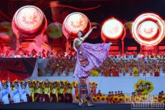 Una actuación el programa "Bajo la gloriosa bandera del Partido". (Foto: Nhan Dan)