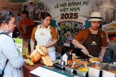 Visitantes en la tercera edición del Festival de bocadillo vietnamita 2025 (Foto: Hoang Tuyet)
