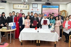 Asistentes a la ceremonia de firma. (Foto: Consulado General de Vietnam en Osaka)