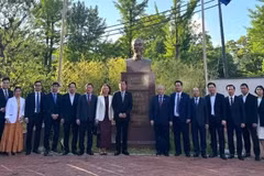 Personal de la embajada y la delegación de Hai Phong posan junto a la estatua del Presidente Ho Chi Minh en la sede de la misión diplomática vietnamita.