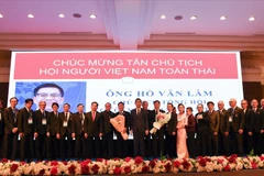 Nuevo Comité Ejecutivo de la Asociación de Vietnamitas en Tailandia (Foto: VNA)
