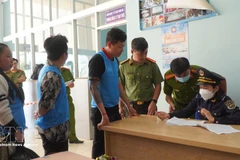 Las autoridades controlan estrictamente la zona del puesto fronterizo internacional de Dinh Ba para prevenir y combatir la entrada y salida ilegal. (Foto: VNA)