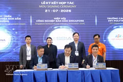 Representantes de la Asociación de la Industria de Semiconductores de Singapur (SSIA), la Alianza para el Desarrollo de Recursos Humanos de la Industria de Semiconductores de Vietnam (SEVINA) y el Colegio Politécnico FPT durante la firma de un acuerdo de cooperación. (Foto: VNA)