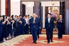 Máximo dirigente de Vietnam sostiene encuentro con el personal de la Oficina Presidencial (Foto: VNA)