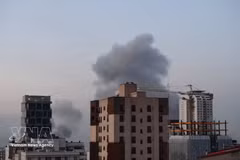 Humo elevándose tras las explosiones en la capital Teherán, Irán, el 1 de abril de 2026. (Foto: Xinhua/ VNA)