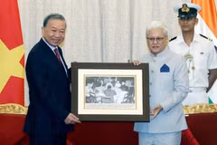 El secretario general del Partido Comunista y presidente de Vietnam, To Lam, y el gobernador del estado de Maharashtra, Jishnu Dev Varma. (Foto: VNA)