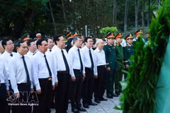 El primer ministro Le Minh Hung ofrece flores e incienso ante el monumento del difunto secretario general Tran Phu y los héroes mártires en el parque Le Thi Rieng. (Foto: VNA)