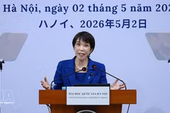 La primera ministra japonesa, Takaichi Sanae, pronuncia un discurso de política en la Universidad Nacional de Hanói. (Foto: VNA)