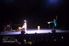 Estudiantes vietnamitas interpretan una danza en el programa artístico del Concierto VNYA 2026. (Foto: VNA)