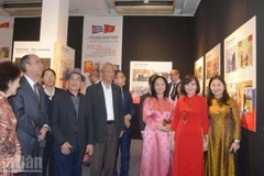 Delegados visitan la exposición. (Foto: Nhan Dan)