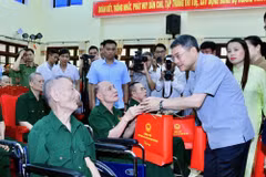 El primer ministro Le Minh Hung visita a los soldados heridos y enfermos que reciben tratamiento en el Centro de Rehabilitación Kim Bang, en la provincia de Ninh Binh. (Foto: Nhan Dan)