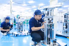 TAZMO Vietnam (Parque Industrial Long Hau, Tay Ninh), con una inversión 100 por ciento japonesa, produce aproximadamente 70 mil dispositivos al año, proporcionando empleo estable a más de 300 trabajadores locales. (Foto: VNA)
