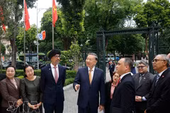 El secretario general del Partido Comunista y presidente de Vietnam, To Lam, recibe a embajadores y encargados de negocios de los países miembros de la Asean acreditados en Hanói. (Foto: VNA)