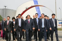 [Foto] Premier vietnamita asiste a ceremonia de inauguración de Centro Espacial de Vietnam