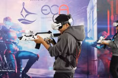 Los estudiantes experimentan juegos de realidad virtual. (Foto: VNA)
